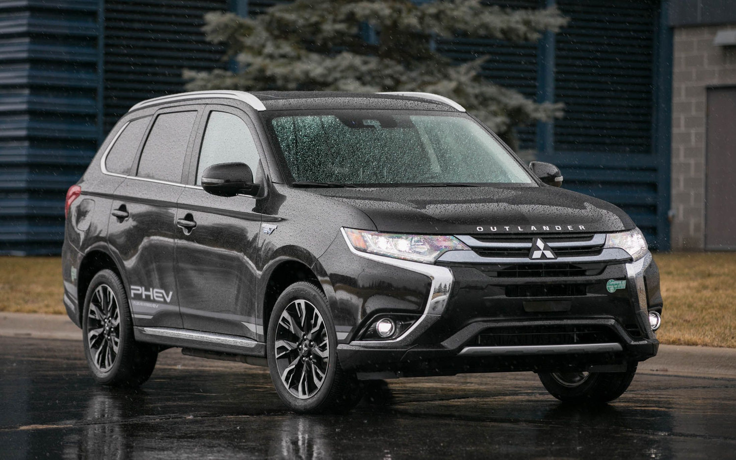 Comparison Mitsubishi Outlander PHEV GT 2018 vs Nissan XTrail Ti 2017 SUV Drive